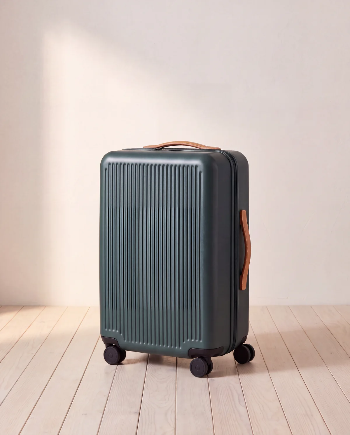 Medium Checked Spinner, 26 x 18 x 10.8 in, 72 L